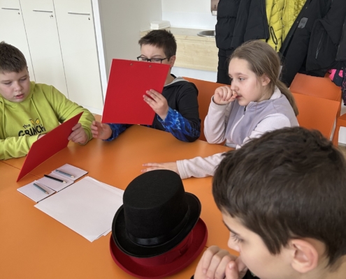 Detektivové v akci - děti ze školní družiny v knihovně plnily úkoly