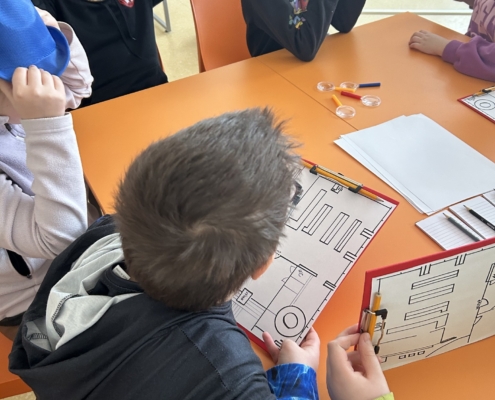 Detektivové v akci - děti ze školní družiny v knihovně plnily úkoly