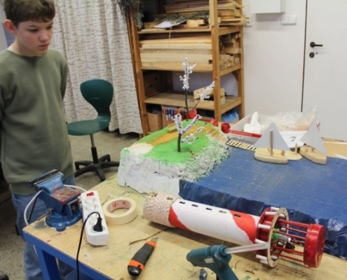 práce na modelu pro soutěž Šroubek, dřívko, kladívko