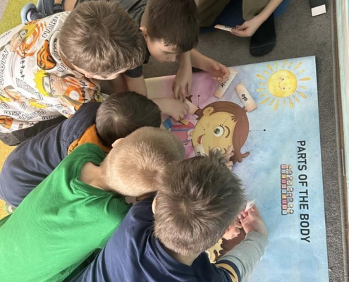 Děti se zábavnou formou učily části lidského těla