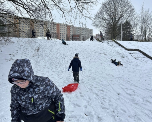 Zima dětem ze školní družiny nevadí
