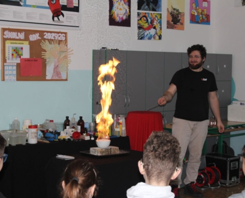 Fyzikálně – chemický den s divadlem Údif