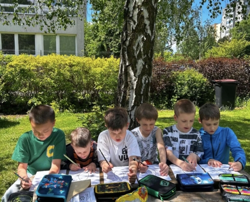 hrava-anglictina-zahrada-01 kroužek hravá Angličtina na školní zahradě