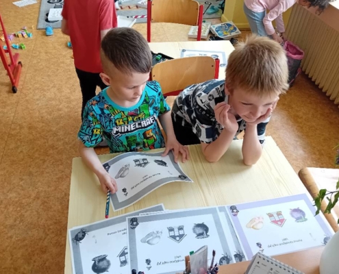 čarodějnické odpoledne plné her, úkolů