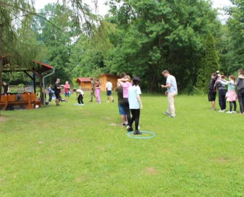 oslavily společně 6. a 7. třída na zahradě školy Den dětí