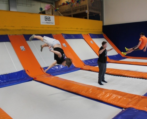 trampoliny-enha-003 zaskákat si na trampolínách v rámci tělesné výchovy