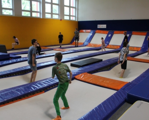 trampoliny-enha-004 zaskákat si na trampolínách v rámci tělesné výchovy