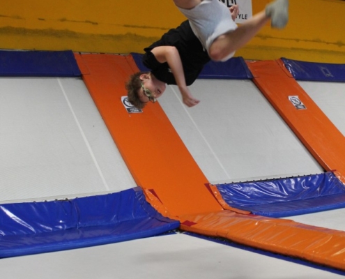 trampoliny-enha-006 zaskákat si na trampolínách v rámci tělesné výchovy