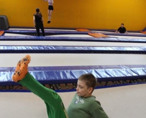 trampoliny-enha-008 zaskákat si na trampolínách v rámci tělesné výchovy
