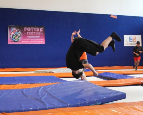 trampoliny-enha-009 zaskákat si na trampolínách v rámci tělesné výchovy