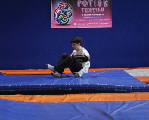 trampoliny-enha-010 zaskákat si na trampolínách v rámci tělesné výchovy