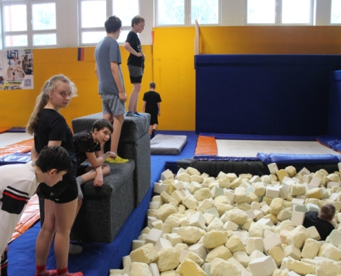 trampoliny-enha-011 zaskákat si na trampolínách v rámci tělesné výchovy